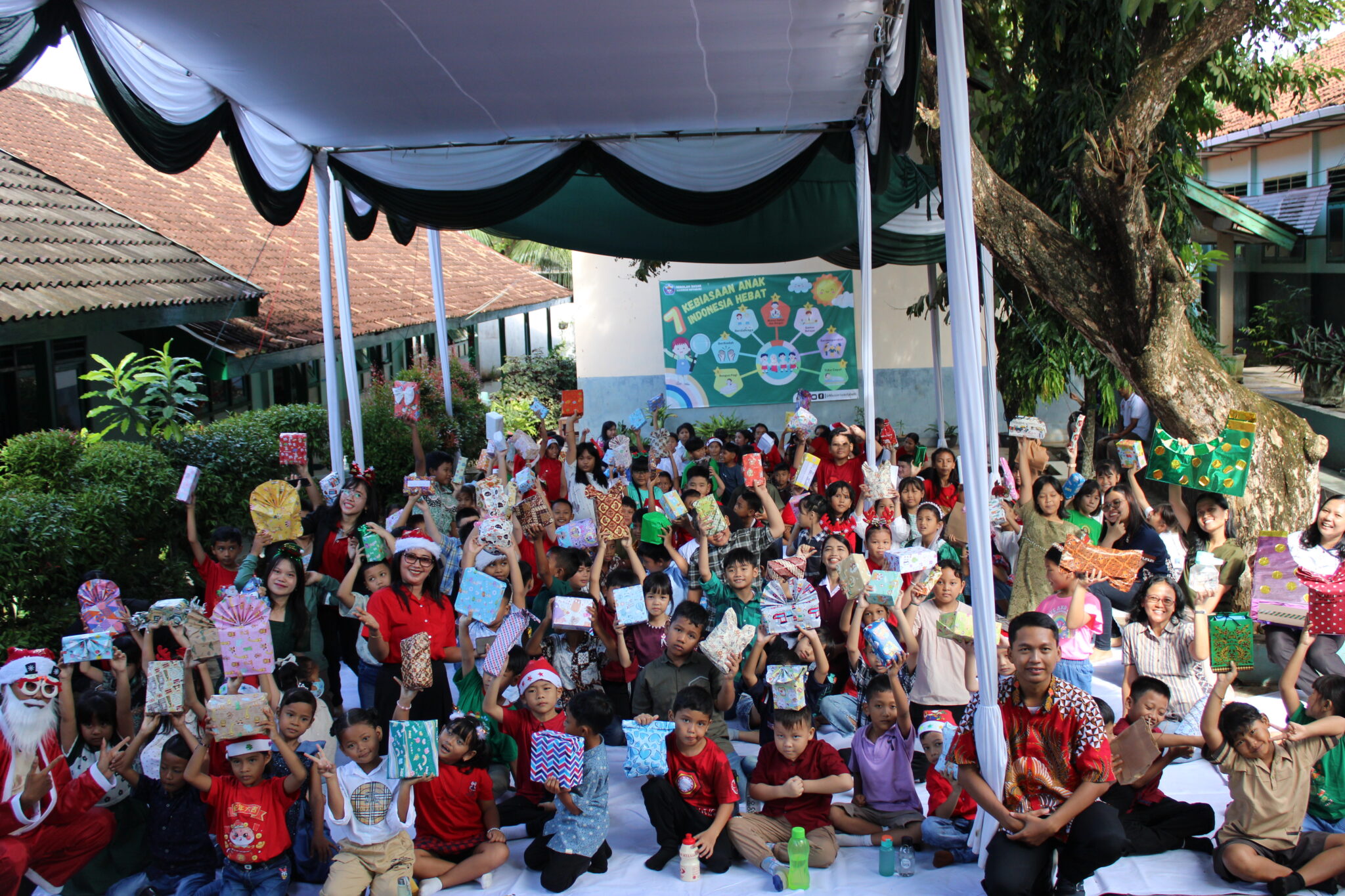 Perayaan Natal Bersama BIA Katolik dan BIA Kristen SD Xaverius Kotabumi Penuh Sukacita