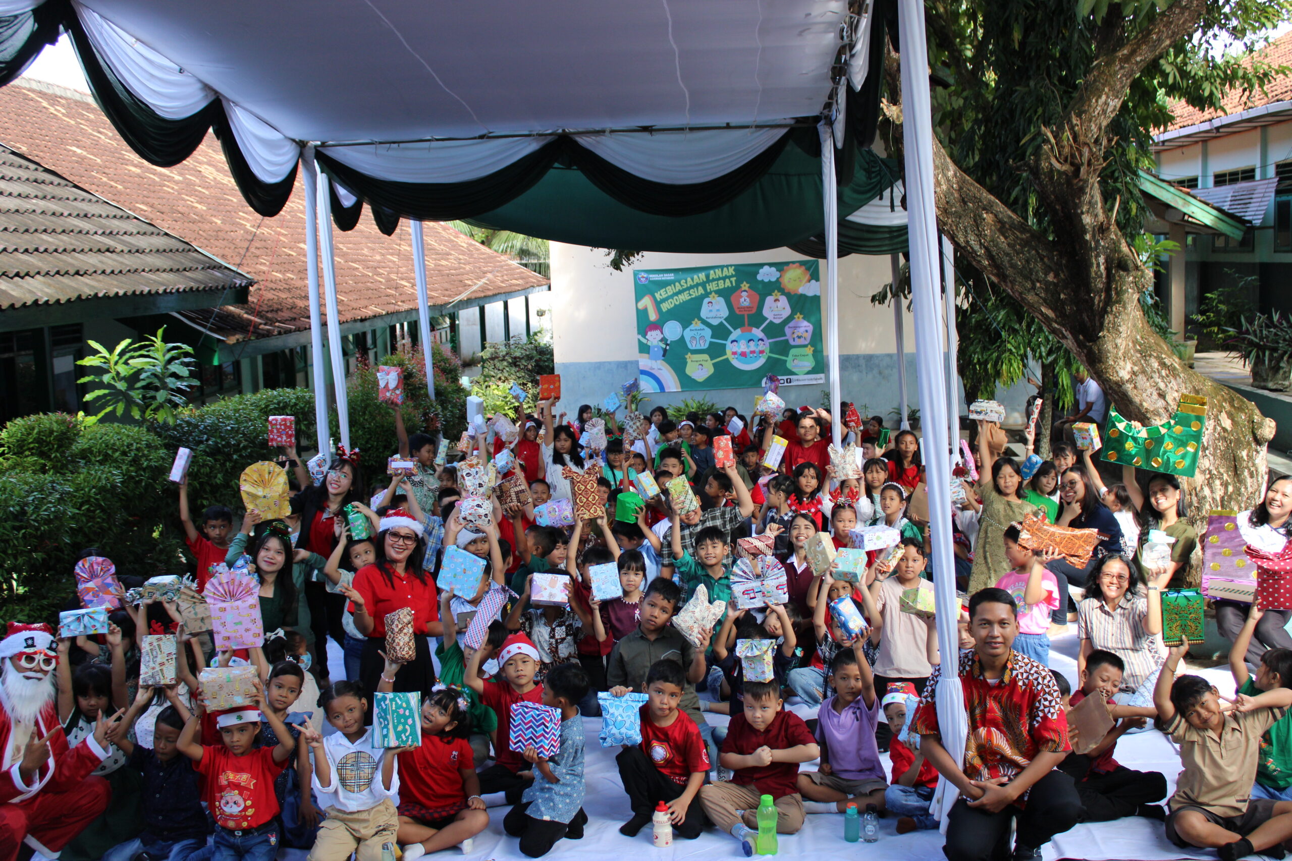 Perayaan Natal Bersama BIA Katolik dan BIA Kristen SD Xaverius Kotabumi Penuh Sukacita